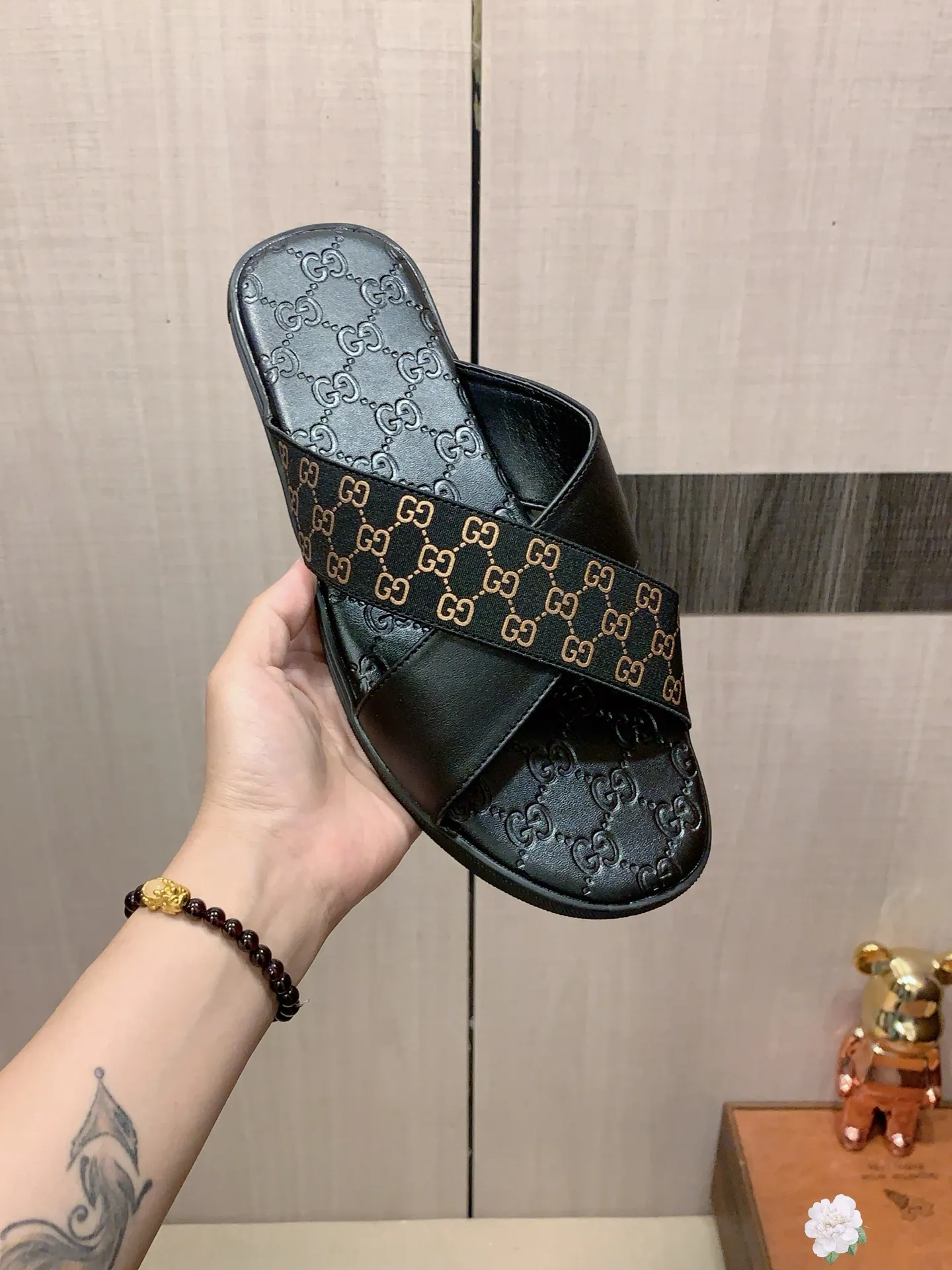 Slippers: New model: Factory price: 260💰💰🎩🎩🔥🔥《 Gucci* 》Series of slippers top purchasing agent🔍🔍Sold at the same time for men, original Italian imported webbing made of selected cowhide, exquisite workmanship,), sole: (super comfortable) original factory special sole, ⚠️exclusive double-layer movable molded sole super comfortable⚠️, real shot🎬the real thing is more beautiful🔍🔍266 regular code 38-44, can be ordered 45.
